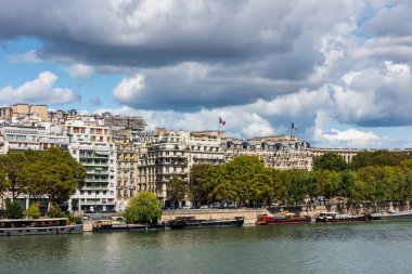 Seine Nehri, Paris, Fransa 'nın kıyısındaki güzel tarihi binalar.