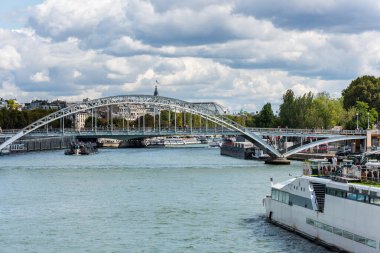 Çelik köprü Paris, Fransa 'da Seine Nehri' nin bulutları yükseliyor..