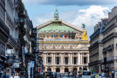 Paris Opera Binası, Palais Garnier, Paris, Fransa 'da gösterişli Barok tarzı iç dekorasyonu ve Beaux-Arts dış mimarisi ile tanınır..