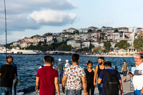 Människor Går Corniche Park Uskudar Istanbul Turkiet Den Anatoliska Stranden — Stockfoto