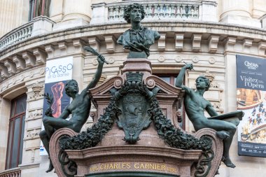 Paris, Fransa 'daki Palais Garnier, Paris Opera Binası' ndaki Charles Garnier heykeli, gösterişli Barok tarzı iç mimarisi ve Beaux-Arts dış mimarisi ile tanınır..