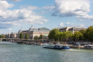 Paris, Fransa 'da yolcu gemileri ve binalarıyla Seine Nehri' nin güzel manzarası..