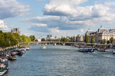 Paris, Fransa 'da yolcu gemileri ve binalarıyla Seine Nehri' nin güzel manzarası..