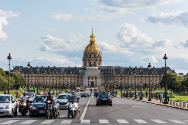 Les Invalides resmi olarak Invalids 'in Ulusal Konutu, Fransa' nın 7. Bölgesi 'nde bulunan ve askeri eserlerle ilgili müzeler ve anıtlar içeren bir bina kompleksi. 