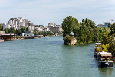 Ada, yolcu gemileri ve binaları olan Seine Nehri 'nin güzel manzarası, Paris, Fransa.