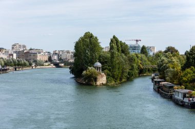Ada, yolcu gemileri ve binaları olan Seine Nehri 'nin güzel manzarası, Paris, Fransa.