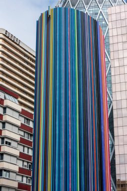 Fransa 'nın Paris bölgesindeki La Defense bölgesinde sanatsal renkli sütunlar heykeli. 