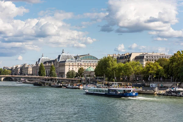 塞纳河与游轮和建筑的美景 法国巴黎 — 图库照片