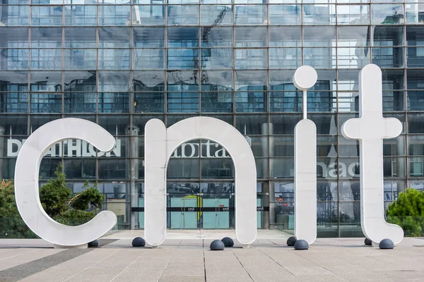 新工业和技术中心 Cnit 是法国巴黎的一个主要商业区 Defense的一个非常不寻常的形状的有趣的混凝土和玻璃建筑 — 图库照片