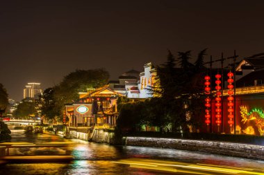 Çin 'in Nanjing kentindeki Fuzimiao (Konfüçyüs Tapınağı) yakınlarındaki tarihi binaların ve Qinhuai Nehri' nin gece manzarası.