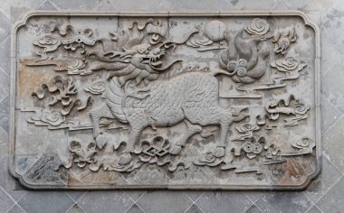 Çin, Şangay 'daki Chenghuang Tapınağı' nda taş Kylin (Qilin) heykeli. Çin ve diğer Doğu Asya kültürlerinde bilinen efsanevi toynaklı bir kimerik yaratık.