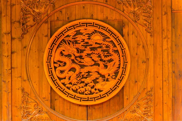 木製のドアに中国の龍と鳳凰の彫刻 — ストック写真