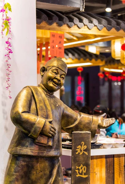 中国南京市の普ジーマオ 孔子廟 近くのレストランでの古代中国のウェイターの像 — ストック写真