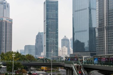 Şangay, Çin 'deki Pudong bölgesinde Skylines ve foot bridge.. 