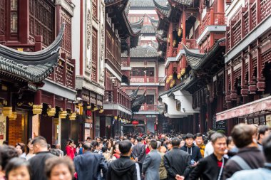Chenghuang Tapınağı 'nın (Şehir Tanrısı Tapınağı) alışveriş bölgesinde birçok turist Şangay' ın en iyi turistik yeridir.