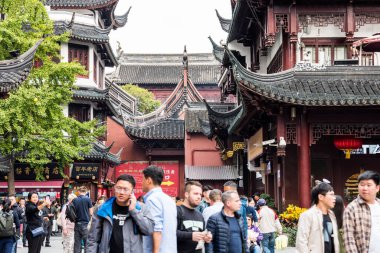 Chenghuang Tapınağı 'nın (Şehir Tanrısı Tapınağı) alışveriş bölgesinde birçok turist Şangay' ın en iyi turistik yeridir.