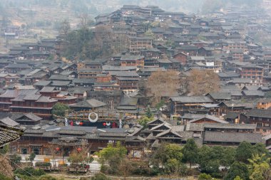 Çin 'in Guizhou eyaletinin güneydoğusundaki Xijiang Qianhu Miao Köyünün (Bin Evli Miao Köyü) geleneksel ahşap yapı kümesinin havadan görünüşü.