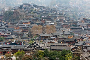 Çin 'in Guizhou eyaletinin güneydoğusundaki Xijiang Qianhu Miao Köyünün (Bin Evli Miao Köyü) geleneksel ahşap yapı kümesinin havadan görünüşü.