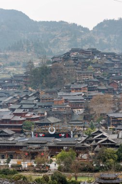 Çin 'in Guizhou eyaletinin güneydoğusundaki Xijiang Qianhu Miao Köyünün (Bin Evli Miao Köyü) geleneksel ahşap yapı kümesinin havadan görünüşü.