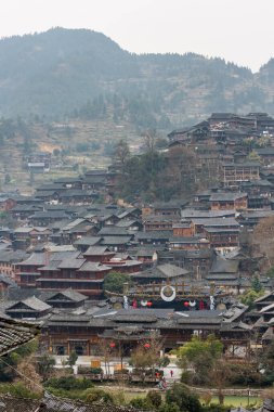 Çin 'in Guizhou eyaletinin güneydoğusundaki Xijiang Qianhu Miao Köyünün (Bin Evli Miao Köyü) geleneksel ahşap yapı kümesinin havadan görünüşü.