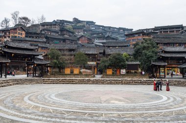 Geleneksel ahşap bina ve Çin 'in güneydoğu Guizhou ilindeki Xijiang Qianhu Miao Köyü' nün (Bin Evli Miao Köyü) opera binası..