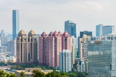 Çin 'in Shenzhen şehrinde güzel gökdelenler, Lianhuashan parkından manzara.