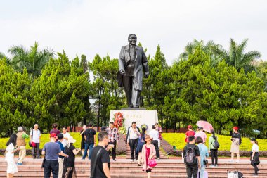 Shenzhen 'deki Lianhuashan Parkı' nda Çin Reform ve Açılış 'ın lideri olan Bay Deng Xiaoping' in heykelinin önünde fotoğraf çeken bir sürü turist var..