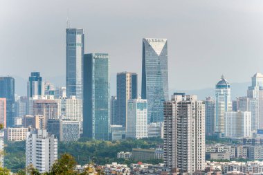 Çin 'in Shenzhen şehrinde güzel gökdelenler, Lianhuashan parkından manzara.