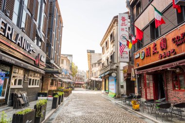 Ningbo 'daki The Old Bund' ın sokak manzarası Nanking Antlaşması 'nın sonucu olarak Ningbo Limanı' nın bulunduğu yerdi ve Ningbo Ticaret Grubu 'nun kuruluşuna ve gelişimine tanık oldu. 