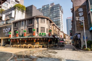 Ningbo 'daki The Old Bund' ın sokak manzarası Nanking Antlaşması 'nın sonucu olarak Ningbo Limanı' nın bulunduğu yerdi ve Ningbo Ticaret Grubu 'nun kuruluşuna ve gelişimine tanık oldu. 