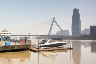Çin 'in Ningbo şehrindeki Yong Nehri' nin karşısındaki Skylines ve köprü..
