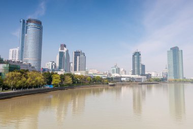 Çin 'in Ningbo şehrindeki Yong nehrinin kıyısında ufuk çizgileri..