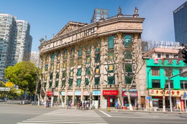Çin 'in Ningbo şehrindeki tarihi binayla sokak manzarası