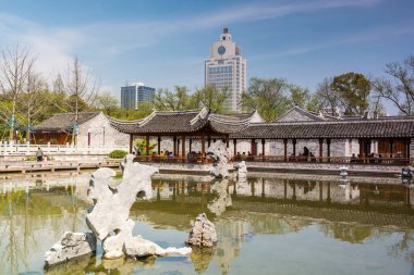 Çin geleneksel binaları ve Çin 'in Ninbo şehrindeki Yuehu Parkı' nda (Ay Gölü Parkı) göl..