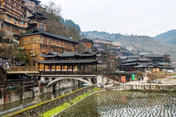 전통적 건물이 구이저우성의 미아오 미아오 강둑에 — 스톡 사진
