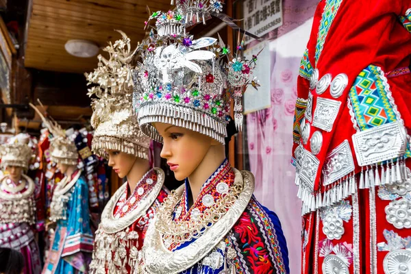 Традиционная Одежда Манекенах Магазинах Одежды Xijiang Qianhu Miao Village Тысяча — стоковое фото