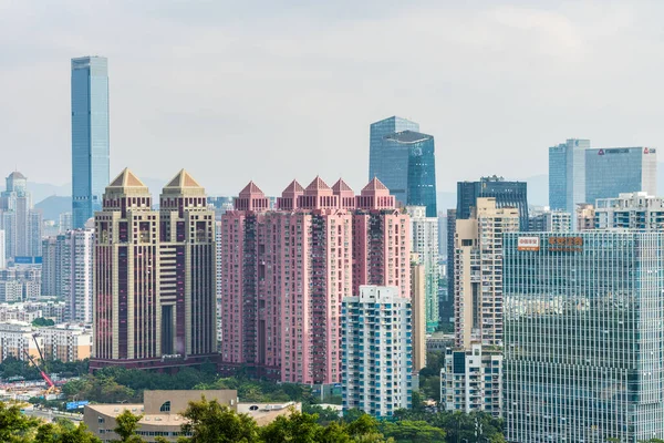 Çin 'in Shenzhen şehrinde güzel gökdelenler, Lianhuashan parkından manzara.