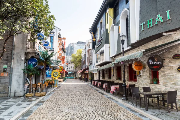 Ningbo 'daki The Old Bund' ın sokak manzarası Nanking Antlaşması 'nın sonucu olarak Ningbo Limanı' nın bulunduğu yerdi ve Ningbo Ticaret Grubu 'nun kuruluşuna ve gelişimine tanık oldu. 