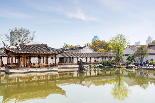 Çin geleneksel binaları ve Çin 'in Ninbo şehrindeki Yuehu Parkı' nda (Ay Gölü Parkı) göl..