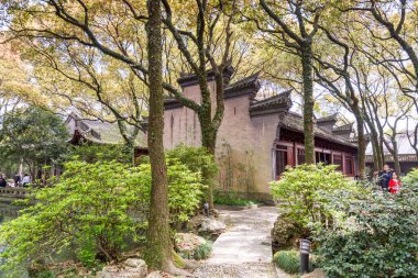 Tianyige Kütüphanesi 'nde bulunan ve aynı zamanda Hazine Defterleri Binası olarak da bilinen ağaç ve ipuçları, Çin' de hala var olan ilk özel kütüphane olan Ming hanedanlığında inşa edilmiştir..