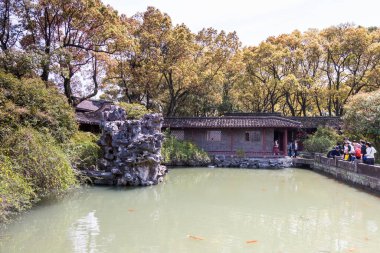 Tianyige Kütüphanesi 'ndeki göletler ve ağaçlar, aynı zamanda Hazine Defterleri Binası olarak da bilinir, Çin' de hala var olan ilk özel kütüphane olan Ming hanedanlığında inşa edilmiştir..