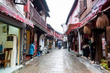 Yağmurlu bir günde Zhujiajiao 'daki ahşap tarihi binalarla sokak manzarası, Çin' in Ming ve Qing Hanedanları zamanında inşa edilmiş Şangay 'daki antik bir su kasabası.
