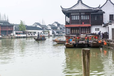 Şangay 'da antik bir su kasabası olan Zhujiajiao' da, Ming ve Qing Hanedanlığı zamanında inşa edilmiş bir turist teknesi, çeşitli açıklıklarda ahşap, mermer ve taştan yapılmıştır.