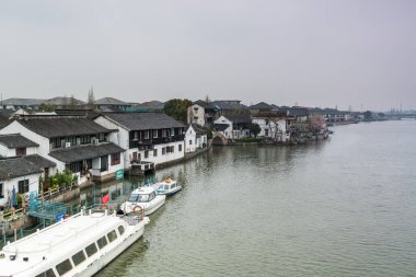 Çin 'in Ming ve Qing Hanedanlığı döneminde Şangay' ın antik bir su kasabası olan Zhujiajiao 'daki Kanal Nehri kıyısındaki ahşap tarihi binalar.