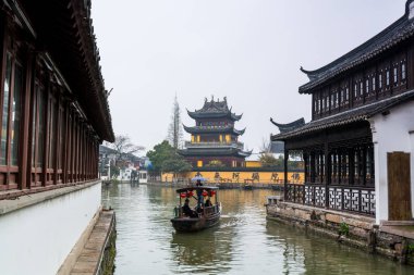 Şangay 'da antik bir su kasabası olan Zhujiajiao' da, Ming ve Qing Hanedanlığı zamanında inşa edilmiş bir turist teknesi, çeşitli açıklıklarda ahşap, mermer ve taştan yapılmıştır.