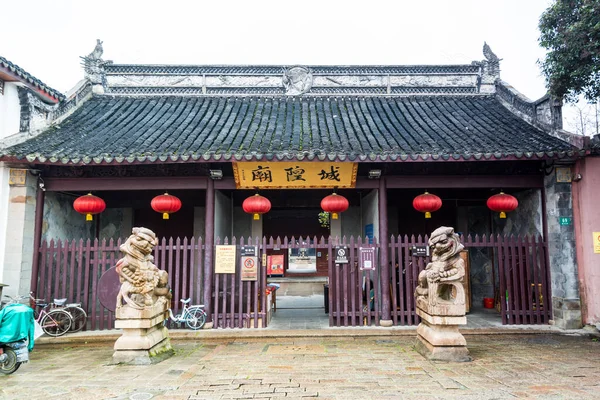 Zhujiajiao Daki Şehir Tapınağının Tarihi Ahşap Binaları Yağmurlu Bir Günde — Stok fotoğraf