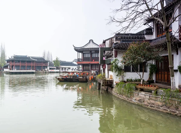 Drewniane Zabytkowe Zabudowania Brzegu Rzeki Kanału Zhujiajiao Deszczowy Dzień Starożytne — Zdjęcie stockowe