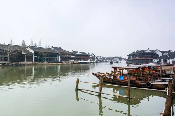 Dřevěné Turistické Lodě Parkování Řeky Kanálu Zhujiajiao Deštivém Dni Starobylé — Stock fotografie