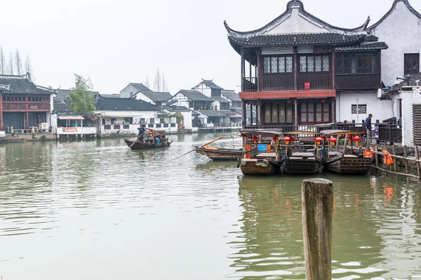Turistický Člun Plachtění Řece Kanálu Zhujiajiao Starobylé Vodní Město Šanghaji — Stock fotografie