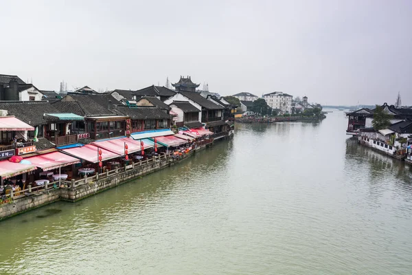 Edifícios Históricos Madeira Margem Rio Canal Zhujiajiao Dia Chuvoso Uma — Fotografia de Stock